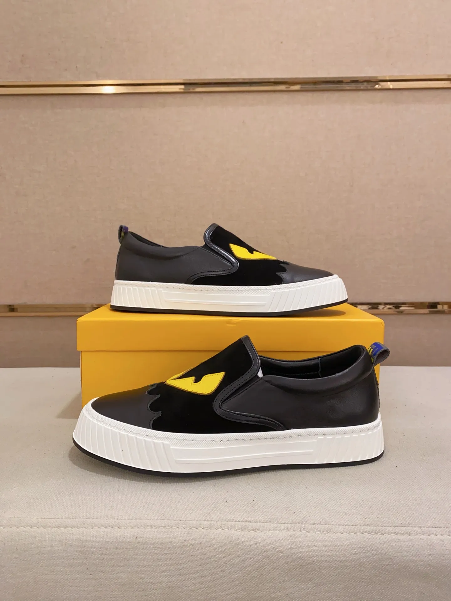 Men's shoes 💰 400💰 (fendi) New style 👊🏻 upper 🇮🇹 imported cowhide fabric 🇩🇪 lining imported sheepskin lining. The original outsole is molded to highlight the identity of every man, and the upper foot is elegant and stable🚶🏻🚶🏻The high-end custom counters reproduce the original version📯No matter the wind or rain, the shoe last remains unchanged and can withstand the verification of time🔍️,🔵 Size: 38-44